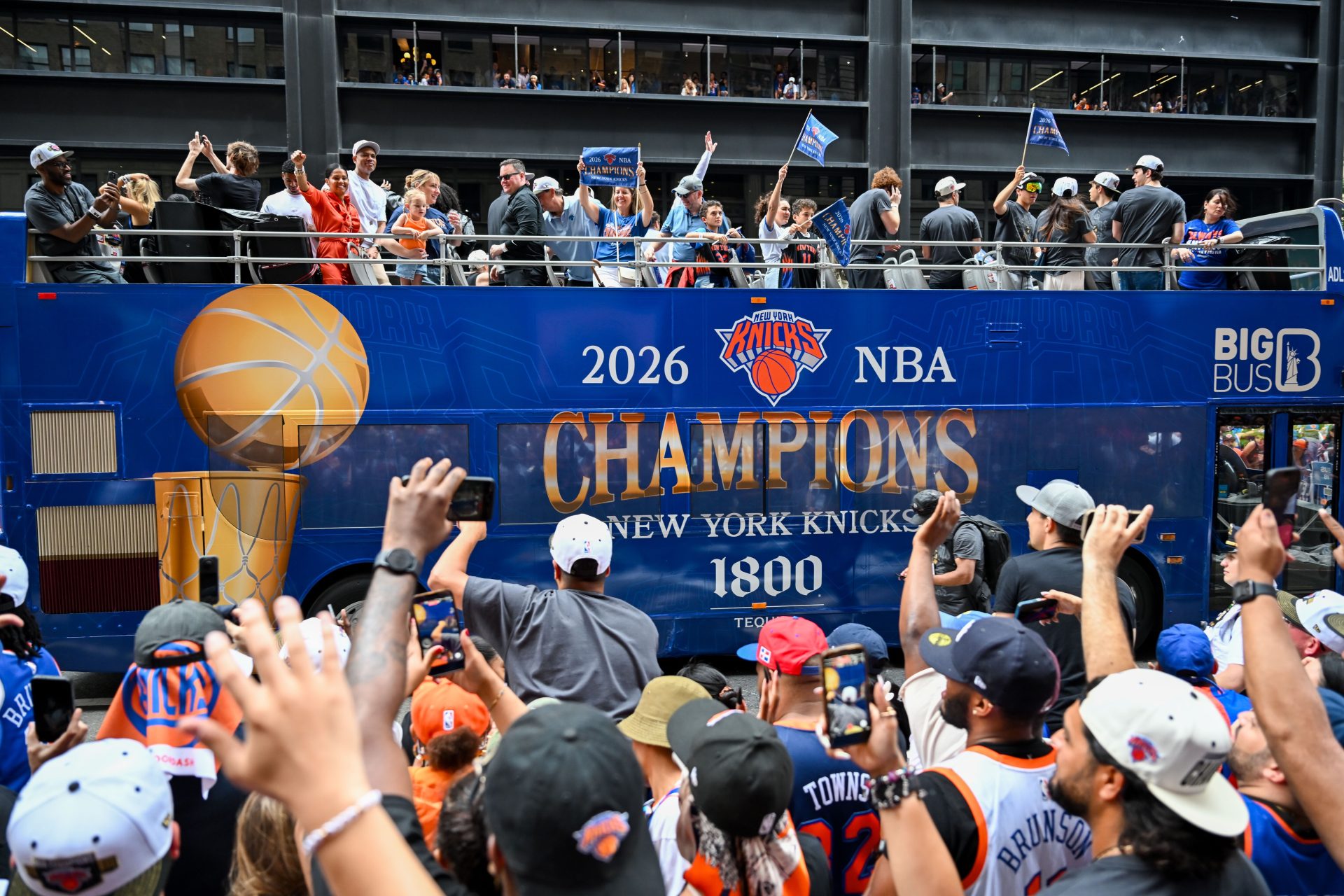 Knicks Get Key to NYC in Front of Huge Crowds