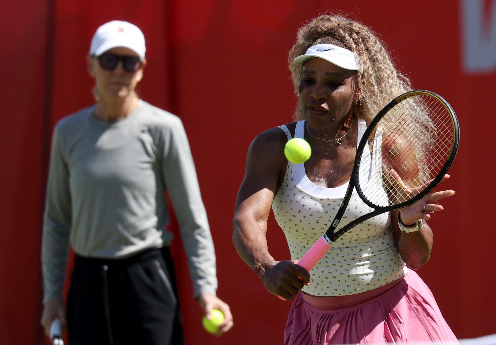 Tennis - Queen's Club Championships - Queen's Club, London, Britain - June 10, 2026 Serena Williams of the U.S. during practice as coach Rennae Stubbs looks on