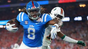Jan 8, 2026; Glendale, AZ, USA; Mississippi Rebels tight end Dae'quan Wright (8) makes a touchdown catch against the Miami Hurricanes in the second half during the 2026 Fiesta Bowl and semifinal game of the College Football Playoff at State Farm Stadium.