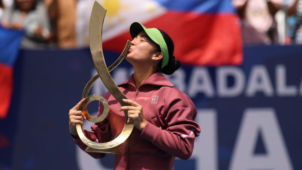 Aug 3, 2026; Washington, D.C., USA; Alexandra Eala (PHI) kisses the championship trophy during the trophy ceremony after her match against Jessica Pegula (USA) (not pictured) in the women's singles final of the 2026 Mubadala DC Open at Rock Creek Park Tennis Center. Mandatory Credit: Geoff Burke-Imagn Images