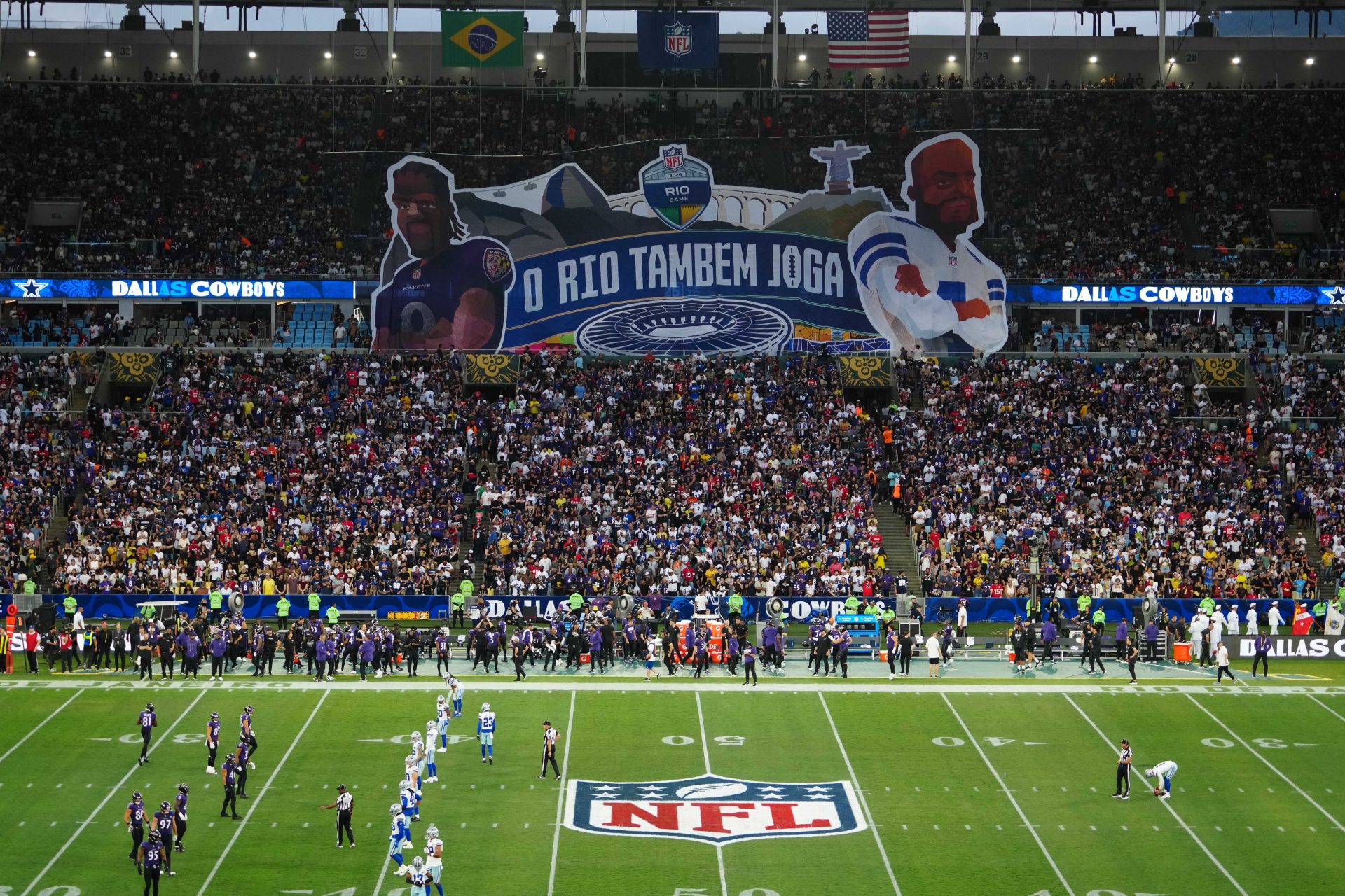 Professional football players during the Baltimore Ravens vs. Dallas Cowboys game in Brazil.
