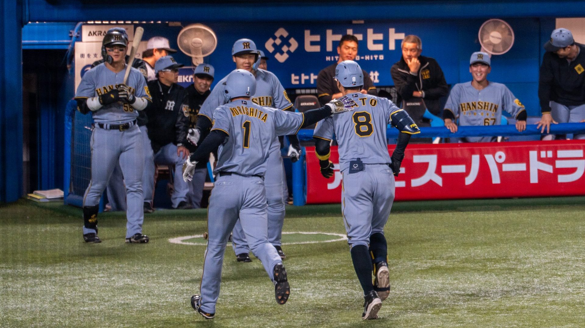 Morishita-Sato-homerun-celebration-at-Meiji-Jingu-Baseball-Staidum-2025