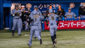 Morishita-Sato-homerun-celebration-at-Meiji-Jingu-Baseball-Staidum-2025