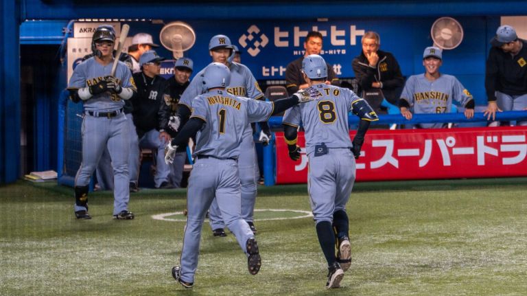 Morishita-Sato-homerun-celebration-at-Meiji-Jingu-Baseball-Staidum-2025